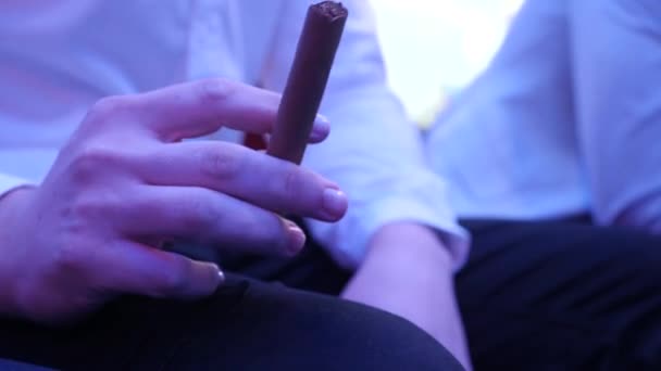Мужчина Ночном Клубе Держит Заворачивает Сигару Руку — стоковое видео