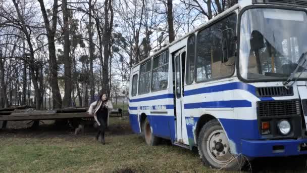 Όμορφο Κορίτσι Μιμείται Μια Προσπάθεια Σταματήσει Ένα Παλιό Λεωφορείο Ενεργητική — Αρχείο Βίντεο