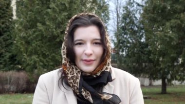 Güzel kız duygusal olarak izlenimlerini anlatıyor.