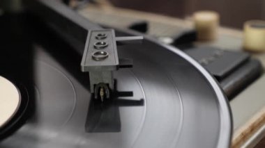 Vinil çalar. İğneci yakın çekim. Retro vinil kayıt oynatıcı.