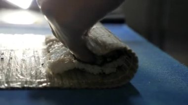 Yemek pişirmek. Bir rulo suşi paketliyorum.