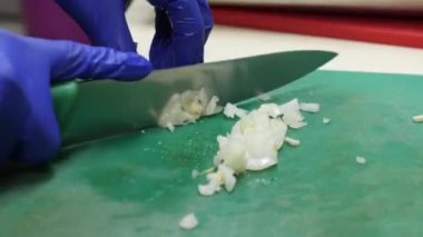 Soğanları küçük parçalara ayır.