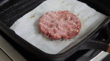 Hamburger yapmak için kızarmış et.