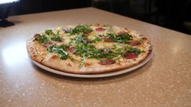 Bitmiş pizzayı masaya servis ediyorum. Hazır pizza yemeği.