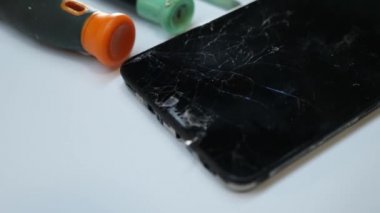 Cep telefonu tamir aleti. Kırık telefon ekranı. Dijital aygıt servisi.