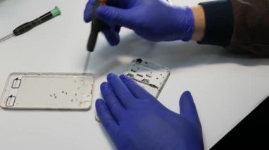 Cep telefonu tamiri. Dijital cihaz servisi. Yedek parçaların değiştirilmesi.