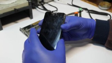 Cep telefonu tamir aleti. Kırık telefon ekranı. Dijital aygıt servisi.