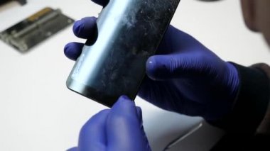 Cep telefonu tamir aleti. Kırık telefon ekranı. Dijital aygıt servisi.