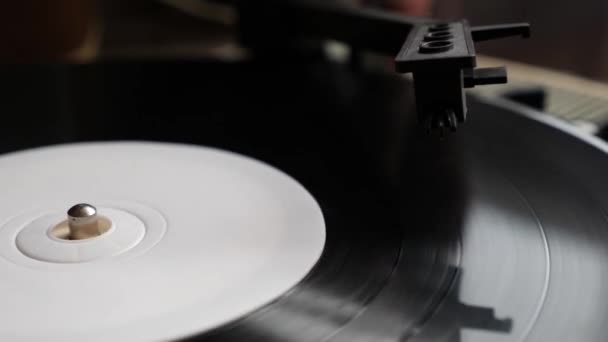 Vinyl播放器 打针的人靠拢了 复古乙烯唱机 — 图库视频影像