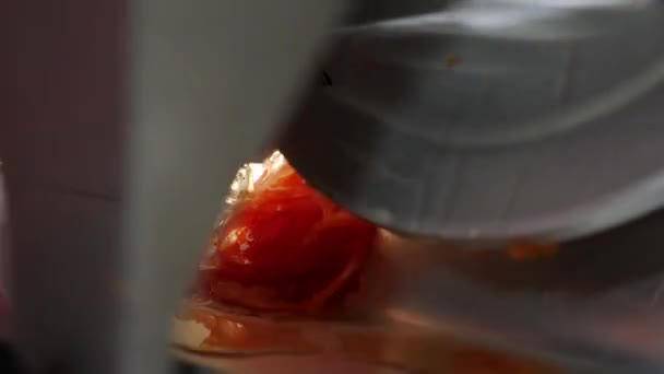 Cortar Los Tomates Trozos Iguales Utilizando Dispositivo Corte Rodajas — Vídeo de stock