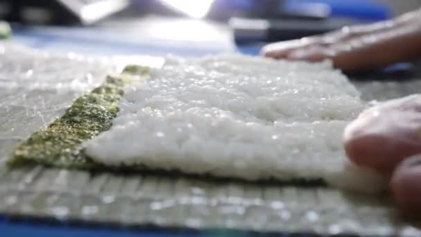 Gotowanie Przygotowanie Ryżu Toczącego Się Sushi — Wideo stockowe