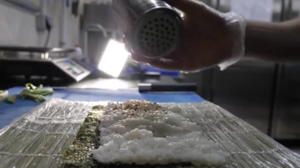 Cocinar Preparación Sushi Espolvoreada Con Semillas Sésamo — Vídeo de stock