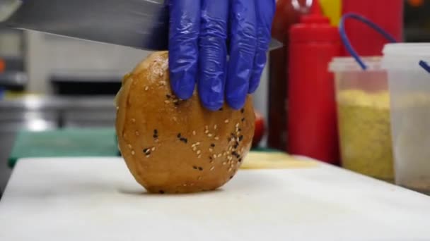 切一个面包做一个汉堡包 — 图库视频影像