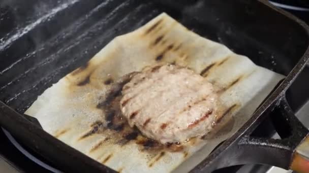 肉を揚げてバーガーを作る — ストック動画