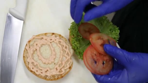 Cooking Burger Adding Greens Tomatoes — Vídeos de Stock