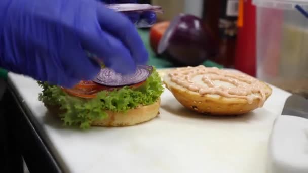 做一个汉堡包 加入青葱和洋葱 — 图库视频影像