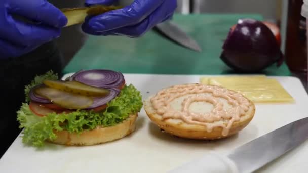 做一个汉堡包 加黄瓜 — 图库视频影像