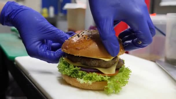 Cooking Burger Stitching Wooden Stick — Vídeo de stock