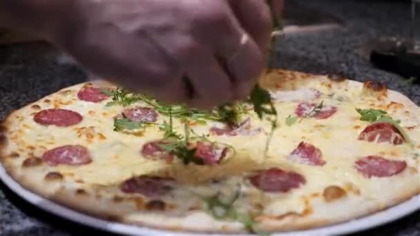 Adăugați Verdeață Pizza Finită — Videoclip de stoc