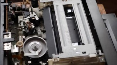 VHS kaseti boşaltılıyor. Genişletilmiş mekanizma bandının çalışması
