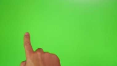 Erkek el yeşil ekran ile Multi Touch dokunmatik ekranın hareketlerini gerçekleştirir