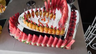 Farklı meyveli tatlı büfe masası. Kalp şeklinde hizmet veriyordu. Tatlı. Bir açık büfe masasının dekorasyonu.