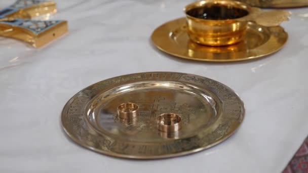 Golden Wine Bowl Wedding Rings Church Wedding Ceremony Items Church — Vídeo de stock