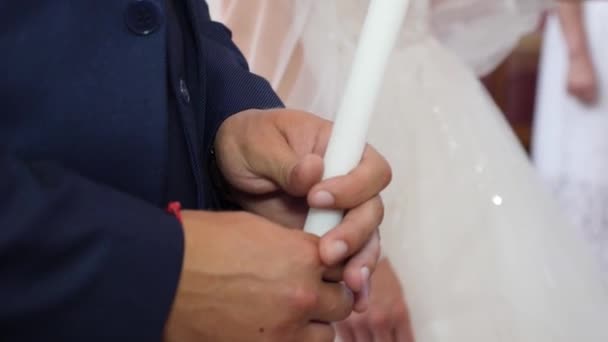 Eine Brennende Kerze Den Händen Des Bräutigams Während Einer Kirchlichen — Stockvideo