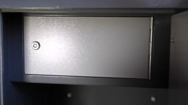 Mali ve belgelerin güvenliği. Şifreli bir kasa açılıyor.