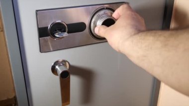 Mali ve belgelerin güvenliği. Şifreli bir kasa açılıyor.