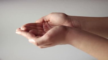 Bozuk paralar bir elin ucundan düşer