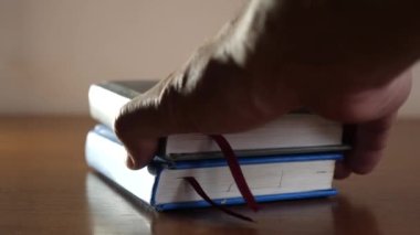 2021, 2020 ve diğer yılların iş günlükleri. İş bilgisayarları yaşa göre üst üste dizilmiş