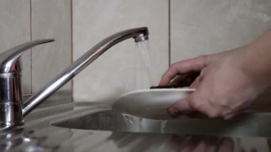 Evde el yıkama bulaşığı.