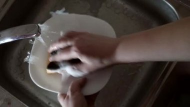 Evde el yıkama bulaşığı.