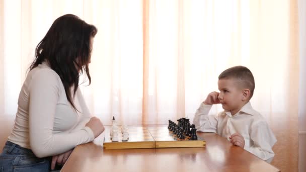 Girl Teaches Chess Her Younger Brother — Video Stock