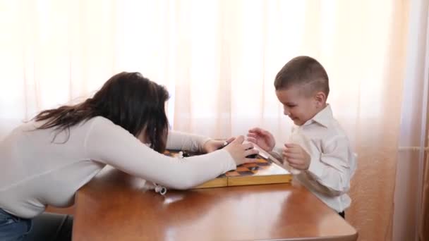 Girl Teaches Chess Her Younger Brother — 비디오
