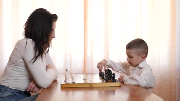 Girl Teaches Chess Her Younger Brother — 비디오