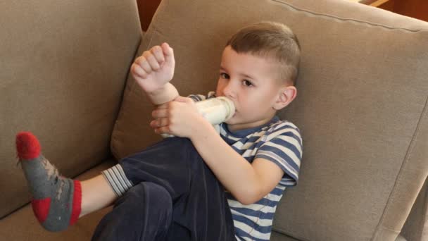 Little Boy Eats Porridge Cooked Bottle — 비디오