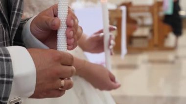 Düğün töreninde gelinlerin ellerinde şenlikli mumlar.