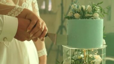 Gelin ve damat düğün töreninde pastayı kestiler.