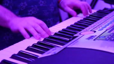 Müzisyen profesyonel olarak bir müzik aletinin anahtarlarını çalar.