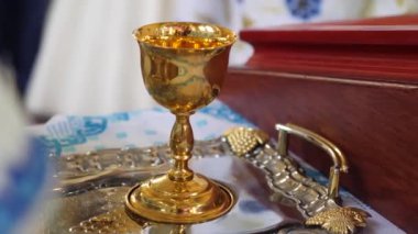 Kutsal ayin ve şarap için kullanılan altın kilise kadehi..