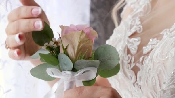 Mariée Touche Doucement Les Pétales Rose — Video