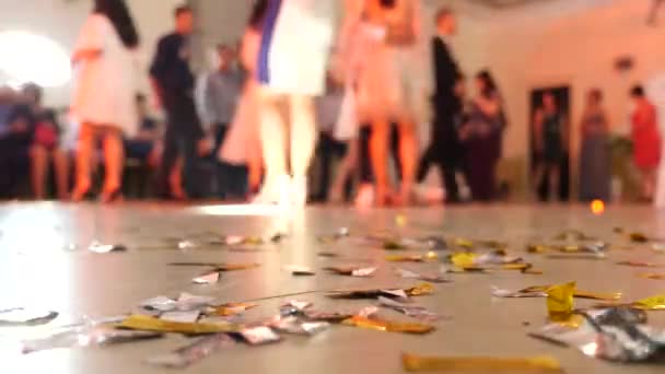 Gouden Zilveren Confetti Vallen Achtergrond Van Dansvloer Met Mensen — Stockvideo