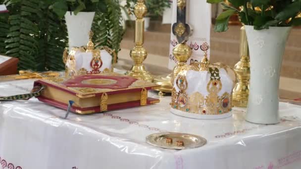 Casamento Ortodoxo Evangelho Coroas Alianças Noivas Estão Trono Igreja — Vídeo de Stock