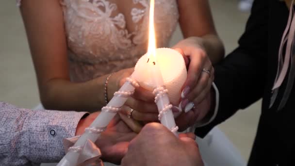 家庭炉灶的转移仪式 父母用蜡烛点燃新娘的蜡烛 — 图库视频影像
