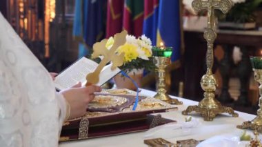 Rahip masada kilise kitabını okuyor..