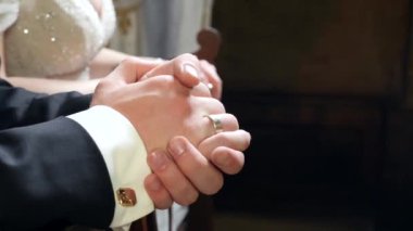 Kapalı elli gelinler evlilik sırasında dua ederler.