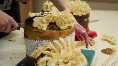 Kız güzel bir bayram ekmeği, bir somun ekmek keser..