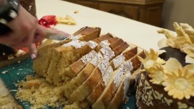 Kız güzel bir bayram ekmeği, bir somun ekmek keser..